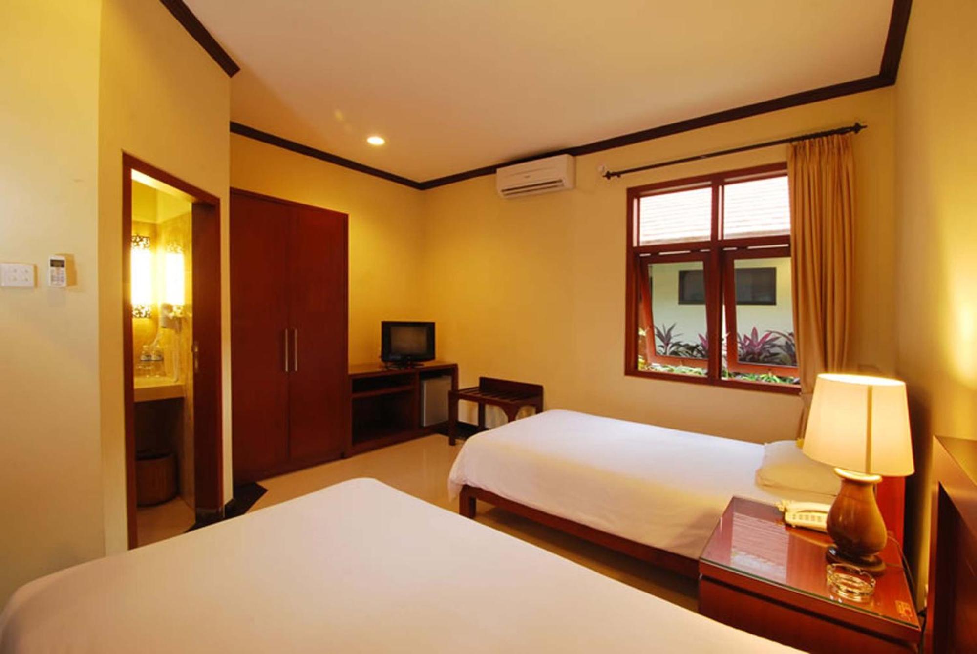 Hotel Yulia Kuta 3*